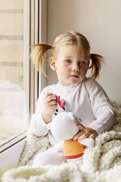 Little Girl White Clothes Plays Soft Toys Window Self Isolation — Stock Photo, Image