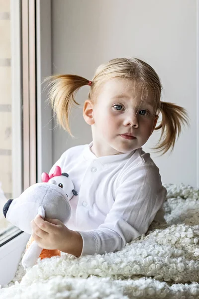 Маленькая Девочка Белой Одежде Играет Мягкими Игрушками Окна Самоизоляция Содержание — стоковое фото