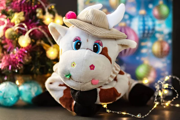 Bolo Brinquedo Macio Branco Fundo Escuro Com Uma Árvore Natal — Fotografia de Stock