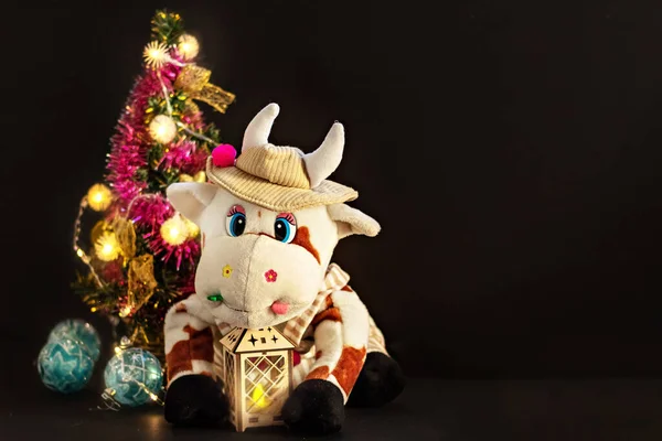 Toro Blanco Juguete Suave Sobre Fondo Oscuro Con Árbol Navidad — Foto de Stock