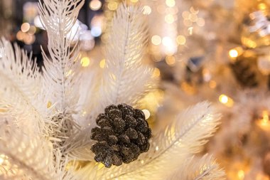 Gümüş bir Noel ağacında çam kozalağı. Açık hava Noel süsleri. Noel geçmişi.