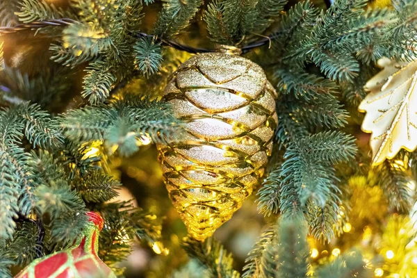 Šišky Balónky Vánočním Stromečku Vánoční Ozdoby Světly Nový Rok — Stock fotografie
