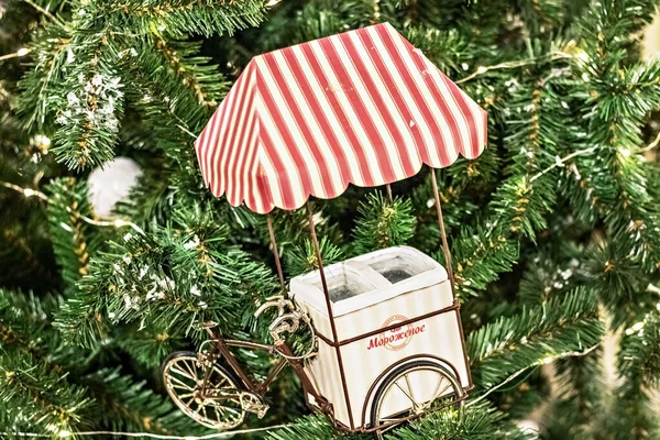 Μίνι Παγωτατζίδικο Παιχνίδι Που Κρέμεται Στο Χριστουγεννιάτικο Δέντρο — Φωτογραφία Αρχείου