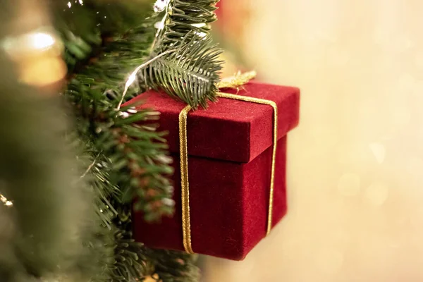 Piros Doboz Kötve Arany Szalaggal Ajándék Lóg Egy Karácsonyfa — Stock Fotó