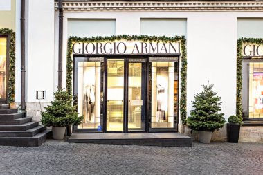 Moskova - Aralık 2019: Yeni yıl mağazası Pencereleri, markalı bir mağazanın sokak Noel süslemesi.