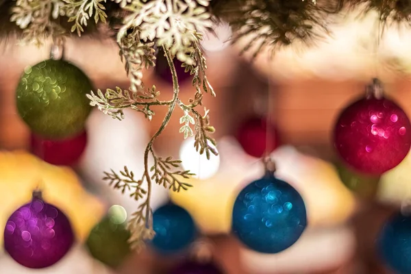 Bolas Multicores Ano Novo Suspendem Cima Decorações Natal — Fotografia de Stock