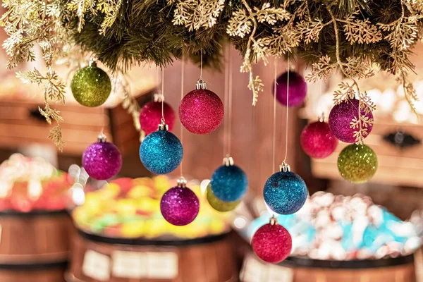 Πολύχρωμες Μπάλες Της Πρωτοχρονιάς Κρέμονται Από Ψηλά Χριστουγεννιάτικα Στολίδια — Φωτογραφία Αρχείου