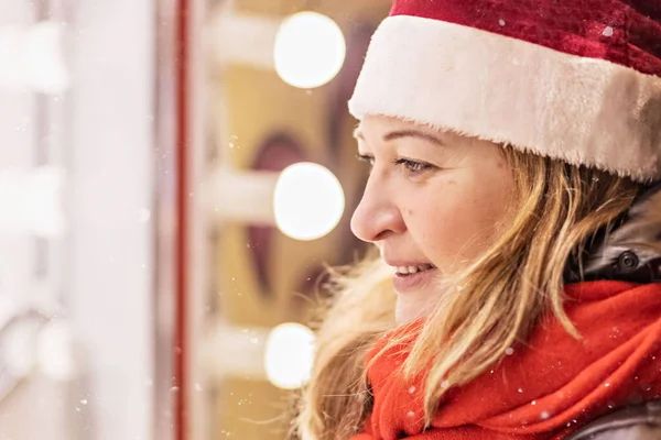 Uma Mulher Com Cabelos Longos Chapéu Papai Noel Olha Para — Fotografia de Stock