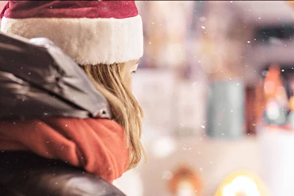 Uma Mulher Com Cabelos Longos Chapéu Papai Noel Olha Para — Fotografia de Stock