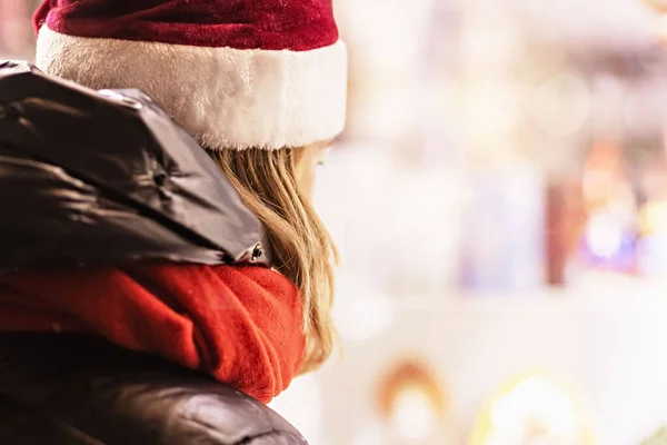 Uma Mulher Com Cabelos Longos Chapéu Papai Noel Olha Para — Fotografia de Stock