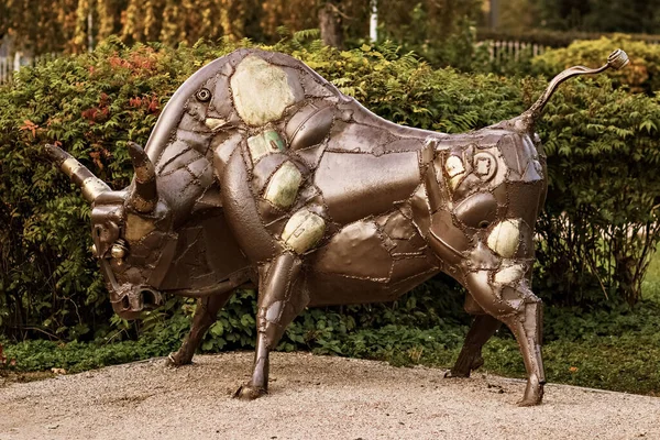 Scultura Metallo Toro Nel Parco Simbolo Del 2021 — Foto Stock