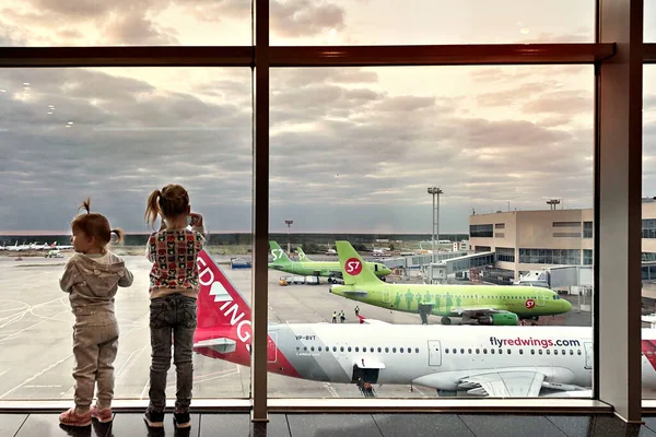 Dzieci Patrzą Przez Okno Samoloty Budynku Lotniska — Zdjęcie stockowe