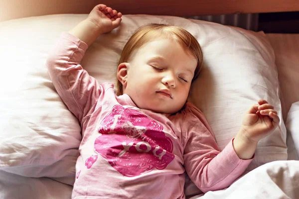 Criança Menina Dormindo Cama Hora Manhã — Fotografia de Stock