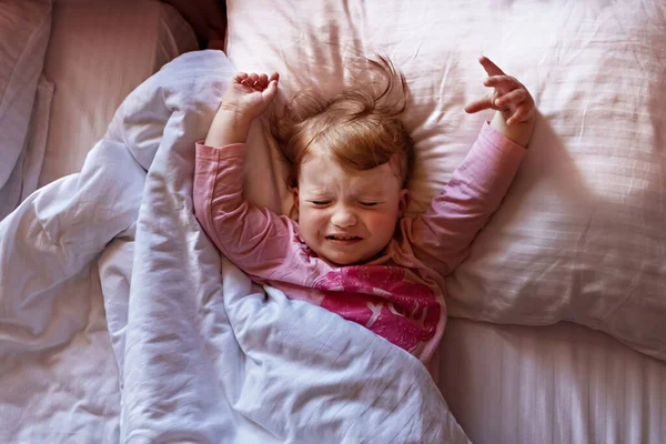 Сонная Маленькая Девочка Лежит Постели Плачет Утреннее Время — стоковое фото
