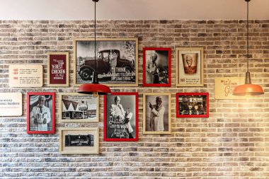 Vyborg Rusya-Haziran 2020: KFC restoranının içi. Duvarda ünlü insanların fotoğrafları ve alıntıları olan çerçeveler.