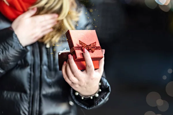 Μια Γυναίκα Ανοίγει Ένα Εορταστικό Κόκκινο Κουτί Ένα Δώρο Χριστουγεννιάτικες — Φωτογραφία Αρχείου