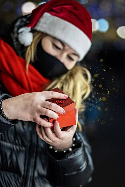 Uma Mulher Chapéu Pai Natal Abre Uma Caixa Presente Vermelha — Fotografia de Stock