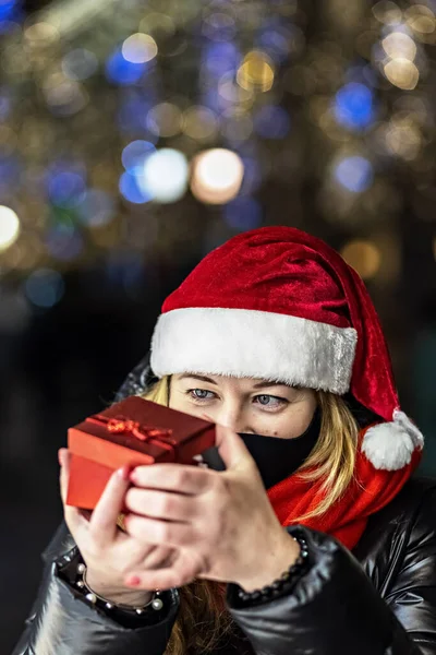 Uma Mulher Chapéu Pai Natal Abre Uma Caixa Presente Vermelha — Fotografia de Stock