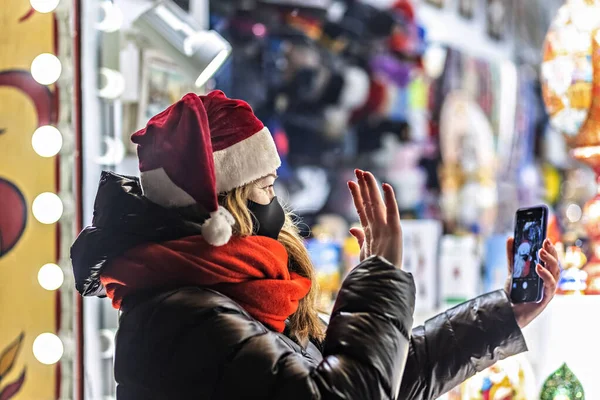 Uma Mulher Com Cabelos Longos Chapéu Papai Noel Comunica Smartphone — Fotografia de Stock