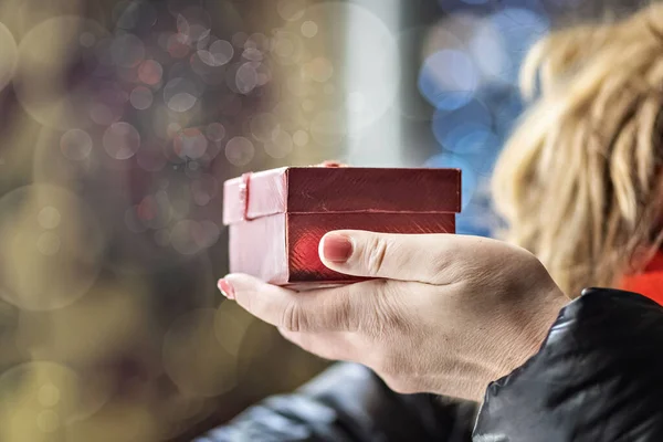 Eine Frau Öffnet Eine Festlich Rote Schachtel Mit Einem Geschenk — Stockfoto
