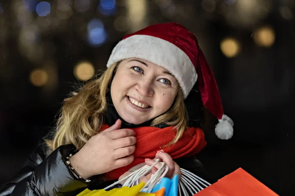 Uma Mulher Com Cabelos Longos Chapéu Papai Noel Perto Janela — Fotografia de Stock