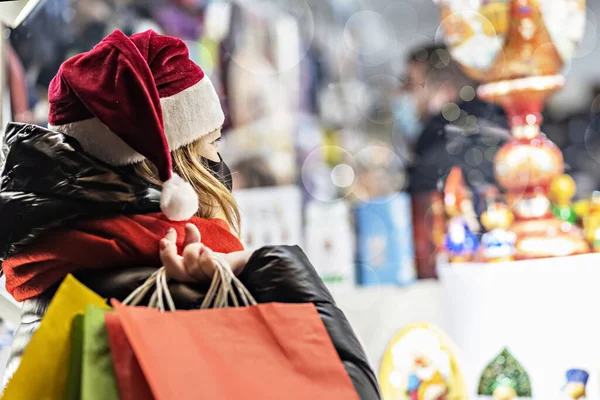 Uma Mulher Com Cabelos Longos Chapéu Papai Noel Olha Para — Fotografia de Stock