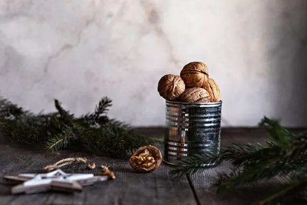 Nueces Una Lata Taza Con Ramitas Abeto Una Estrella Madera —  Fotos de Stock