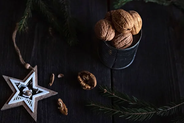 Nueces Una Lata Taza Con Ramitas Abeto Una Estrella Madera —  Fotos de Stock