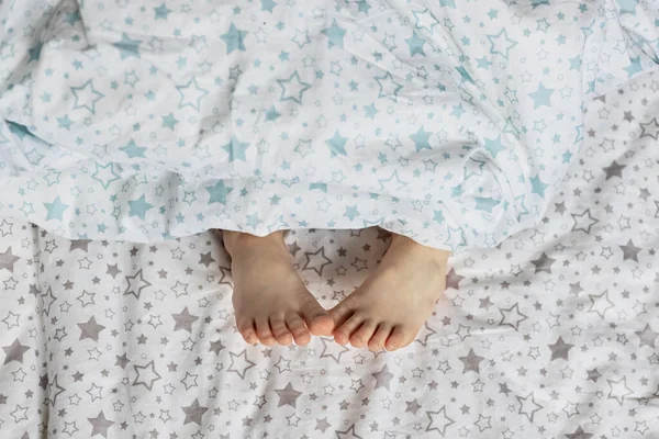 Крупным Планом Ноги Малышки Кровати Одеялом Светло Голубые Бежевые Тона — стоковое фото