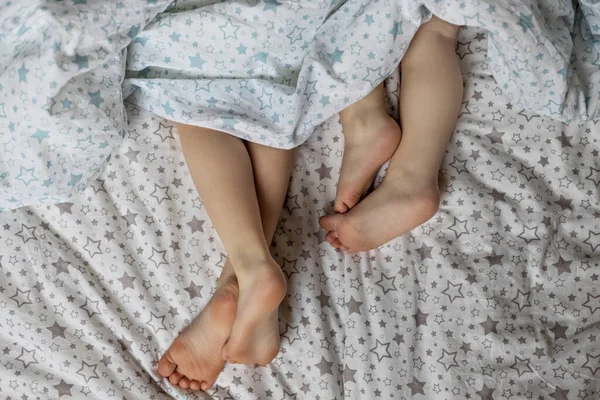 Крупный План Двух Пар Девочек Малышей Лежащих Кровати Одеялом Светло — стоковое фото