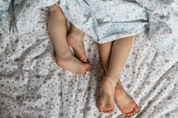 Крупный План Двух Пар Девочек Малышей Лежащих Кровати Одеялом Светло — стоковое фото