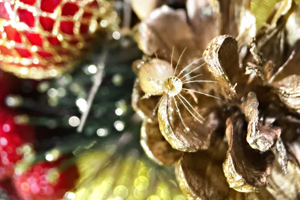 Pampeliška Kapkou Vody Rozmazaném Pozadí Vánoční Ozdoby Zlatý Bokeh Makroobjektiv — Stock fotografie