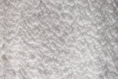 Beyaz kabartmalı buz duvarları ve bir mağarada kar. Soyut dokulu doğal arkaplan