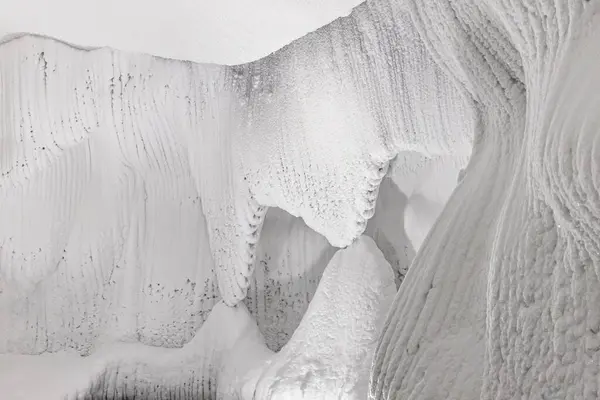 Fehér Dombornyomású Jégfalak Egy Barlangban Absztrakt Texturált Természetes Háttér — Stock Fotó