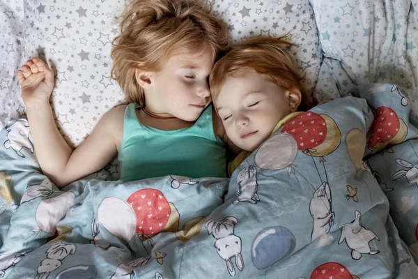 Две Маленькие Сестры Сестры Спят Объятиях Постели Одним Одеялом — стоковое фото