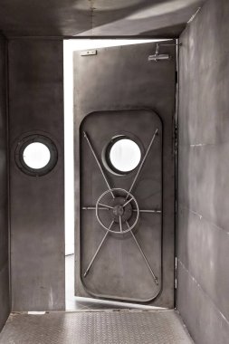 Yeraltı sığınağına açılan ağır çelik kapı hafifçe açık..