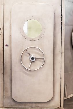 Yeraltı sığınağına giden ağır çelik kapılar kapandı..