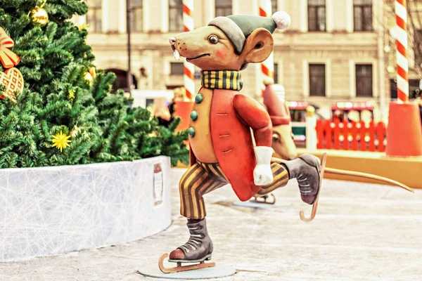 Figura Una Rata Patines Una Pista Hielo Decoraciones Ciudad Callejera — Foto de Stock