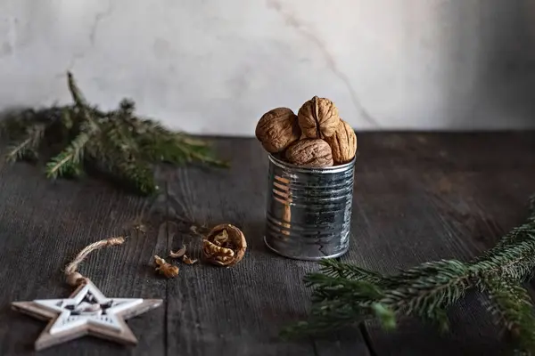 Nueces Una Lata Taza Con Ramitas Abeto Una Estrella Madera —  Fotos de Stock