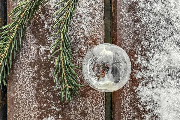 冰冻的泡泡 冰晶和云杉枝干在公园冰冷的木制长椅上 圣诞节背景 — 图库照片