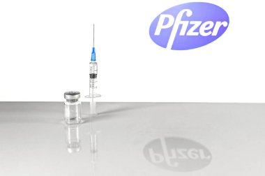 Coronavirus aşısıyla şırınga ve şişe, gri arka planda enjeksiyon şişesi. Önleme, tıbbi konsept, covid-19 aşılama
