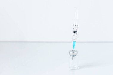 Şırınga iğnesi şişede, koronavirüs aşısı, enjeksiyon tüpü dozu. Önleme, tıbbi konsept, covid-19 aşılama