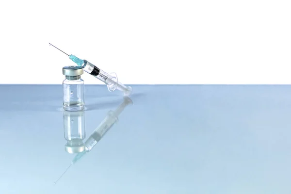 코로나 바이러스 백신이 침약이 파란색 배경에 주사되었습니다 의학적 공들인 — 스톡 사진