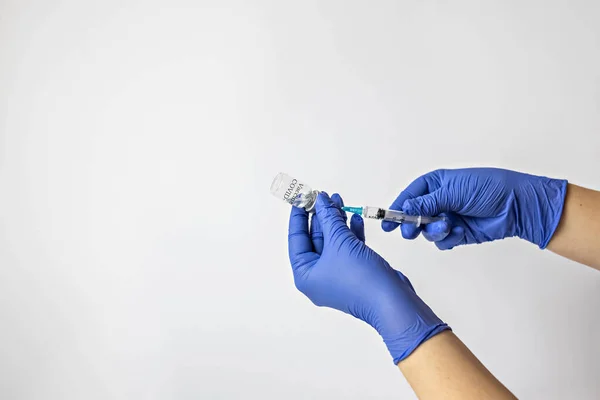 Een Medisch Werker Met Medische Handschoenen Zuigt Een Dosis Coronavirusvaccin — Stockfoto