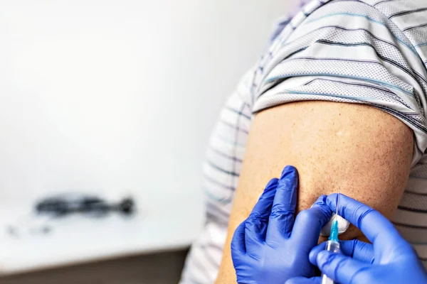 Médico Vacuna Hombre Contra Coronavirus Una Clínica Primer Plano Concepto — Foto de Stock