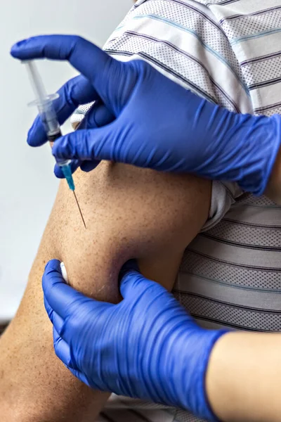 Médico Vacuna Hombre Contra Coronavirus Una Clínica Primer Plano Concepto — Foto de Stock