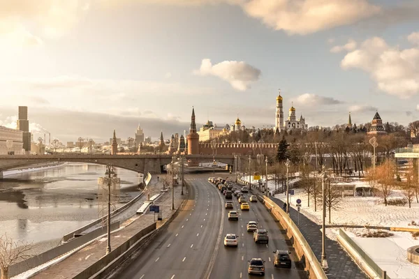 Moskva Nehri ve Kremlin 'in kış manzarası. Rusya' da turizm..