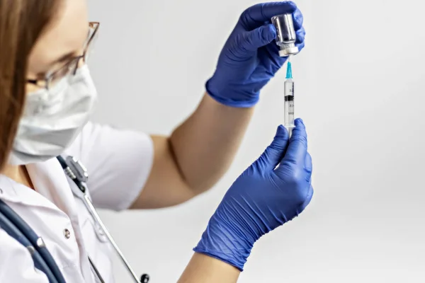 Una Doctora Que Usa Una Máscara Médica Introduce Vacuna Contra — Foto de Stock