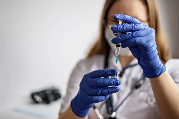 Una Doctora Que Usa Una Máscara Médica Introduce Vacuna Contra — Foto de Stock