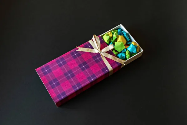 Χρωματιστό Κουτί Δώρου Σατέν Φιόγκο Origami Χάρτινα Αστέρια Μαύρο Φόντο — Φωτογραφία Αρχείου
